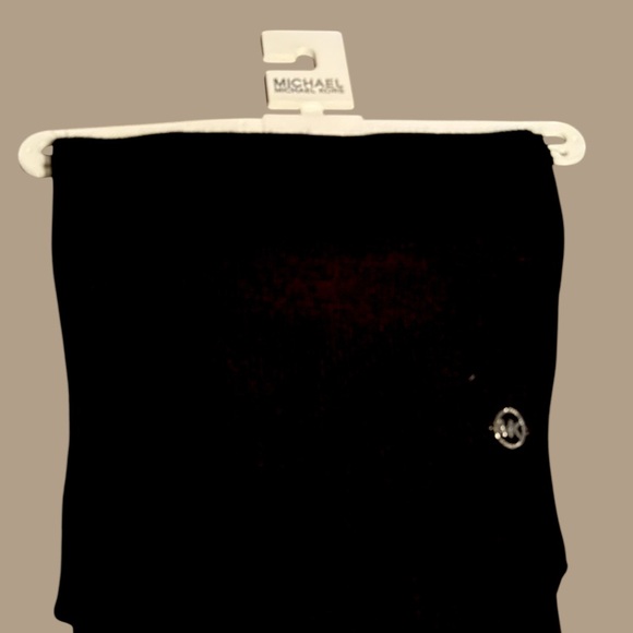 Michael Kors Elegant Black Scarf - Picture 4 of 4